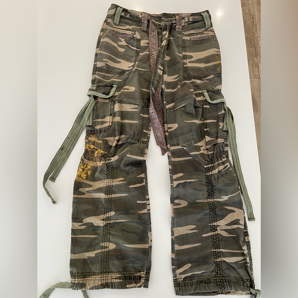 Authentic Miss Me camouflage cargo pants with gold details - excellent condition